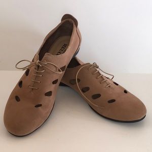 Sesto Meucci Tan Suede Leather Lace Up Loafer W/ Decorative Cut Outs Size 10